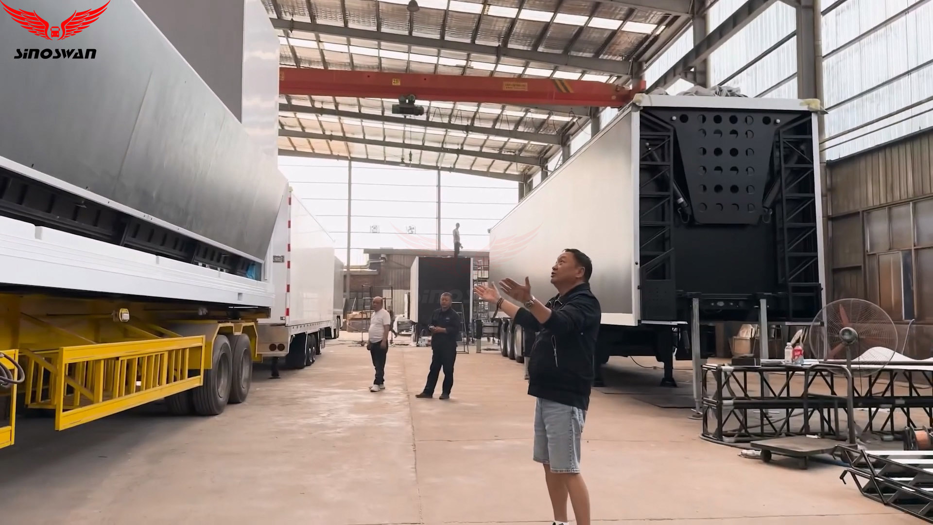 SINOSWAN, as a leading global outdoor intelligent vehicle manufacturer, makes outdoor events easier, quicker, and safer. Recently, a client from Mongolia visited our factory to inspect our full range of mobile event solutions, including mobile stage trailers, roadshow trucks, and banquet hall trailers.