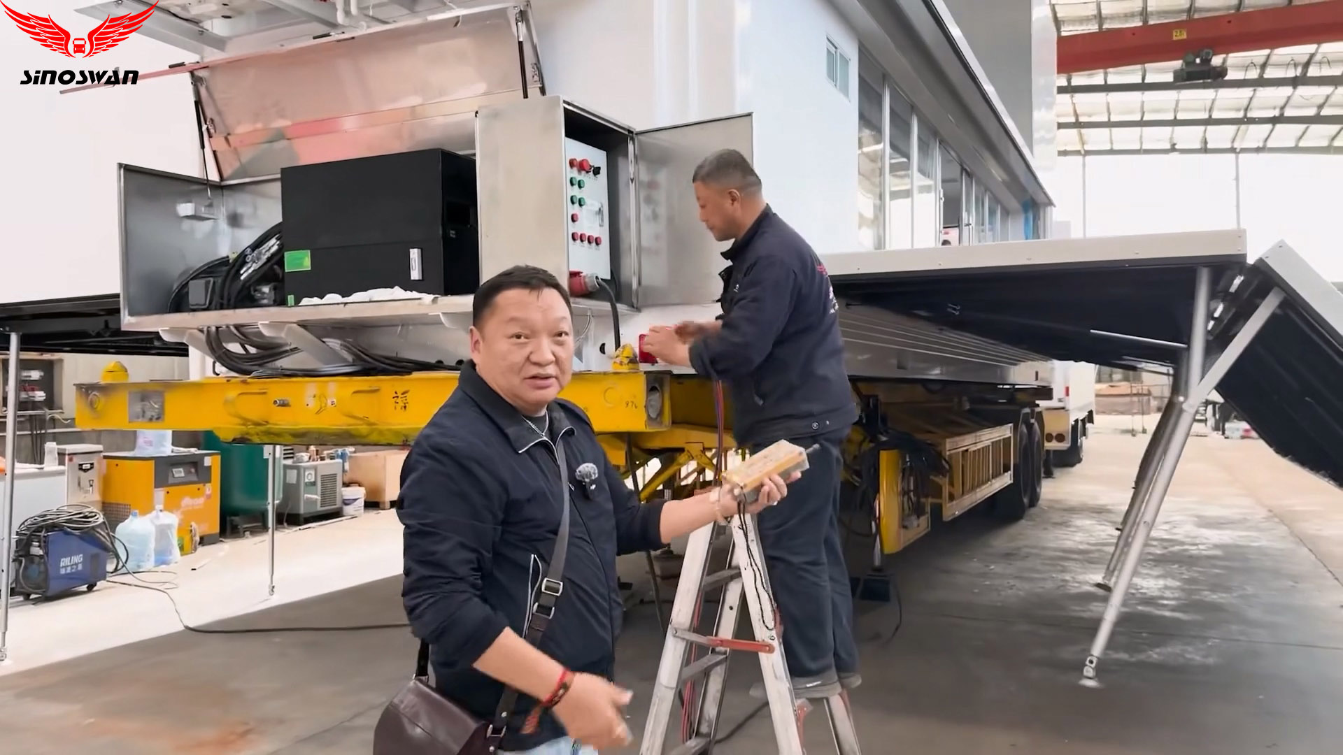 SINOSWAN, as a leading global outdoor intelligent vehicle manufacturer, makes outdoor events easier, quicker, and safer. Recently, a client from Mongolia visited our factory to inspect our full range of mobile event solutions, including mobile stage trailers, roadshow trucks, and banquet hall trailers.